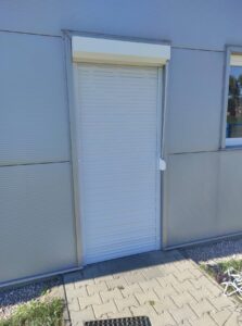 Csarnok épületre kivülről kezelhető redőny Pakson